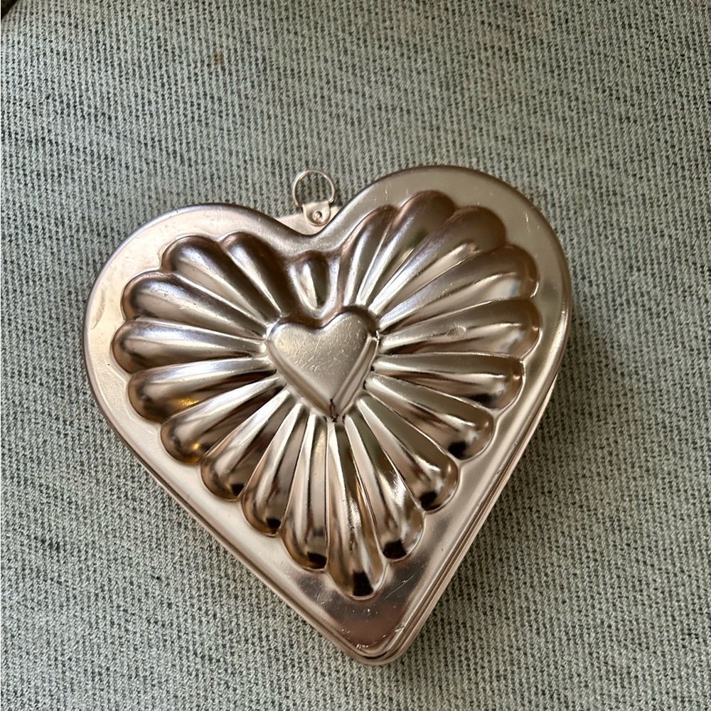 Vintage Copper Tone Heart Shaped Jello Baking Mold retro kitchen shelf decor - Picture 3 of 4